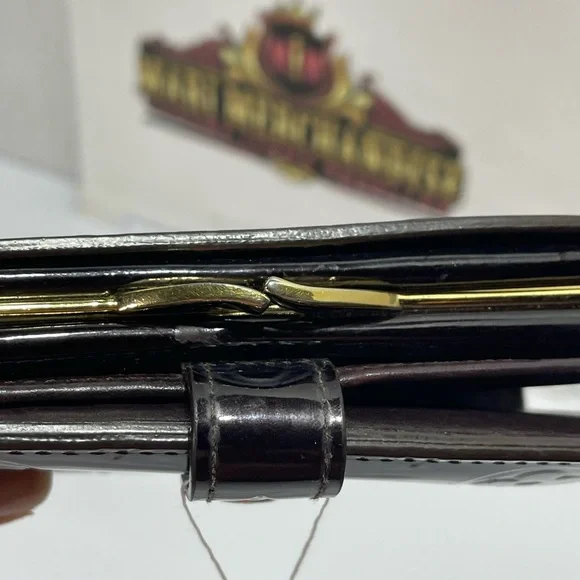 Louis Vuitton Kisslock Wallet in Amarante, preloved. - Picture 5 of 16